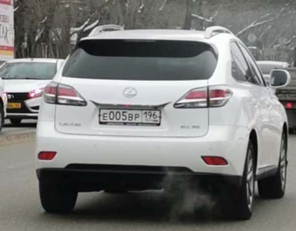 В Каменске-Уральском с парковки ТЦ угнали автомобиль Lexus RX350