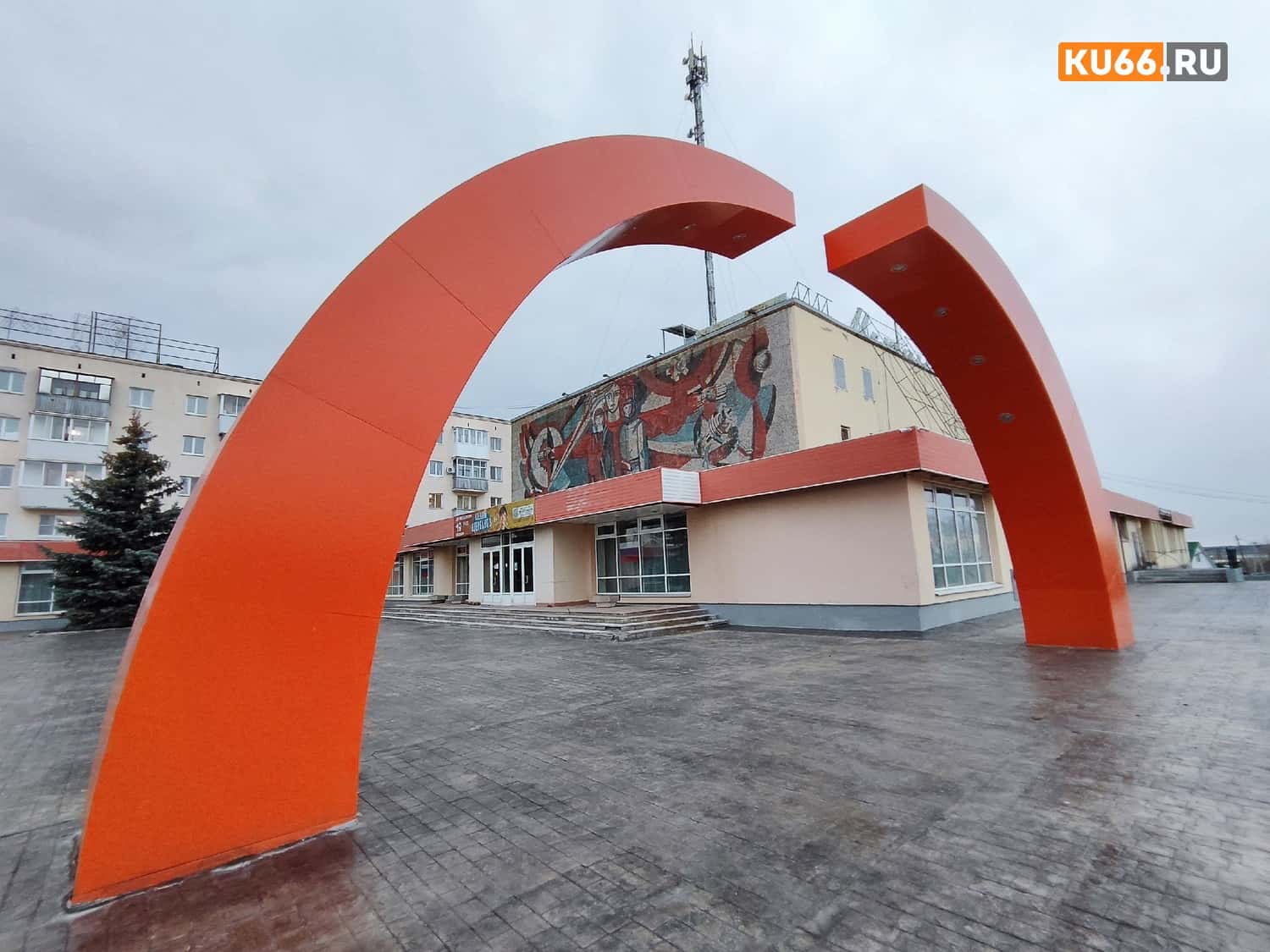 Жители Каменска-Уральского обнаружили недостатки в новой благоустроенной зоне возле дворца культуры "Металлург". Фото