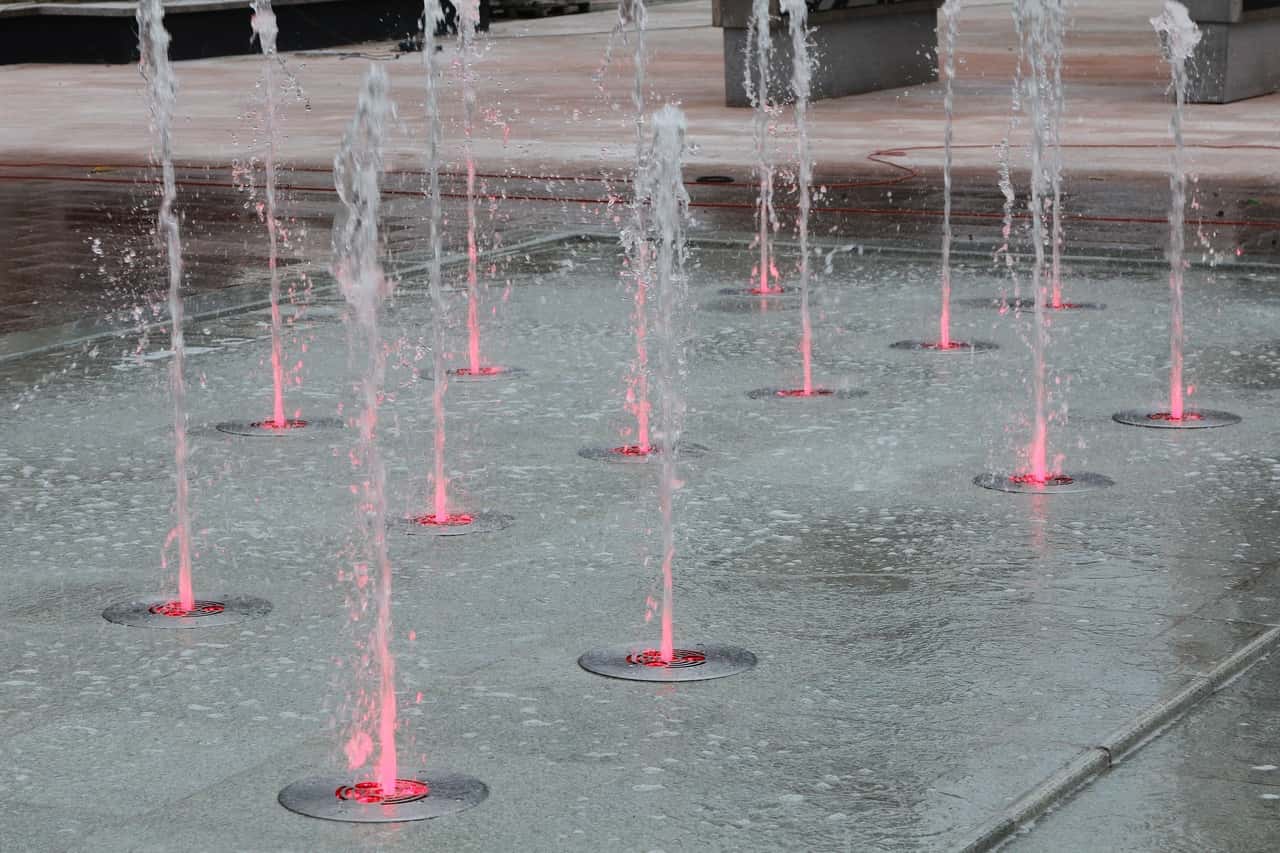 В Каменске-Уральском протестировали сухие фонтаны 