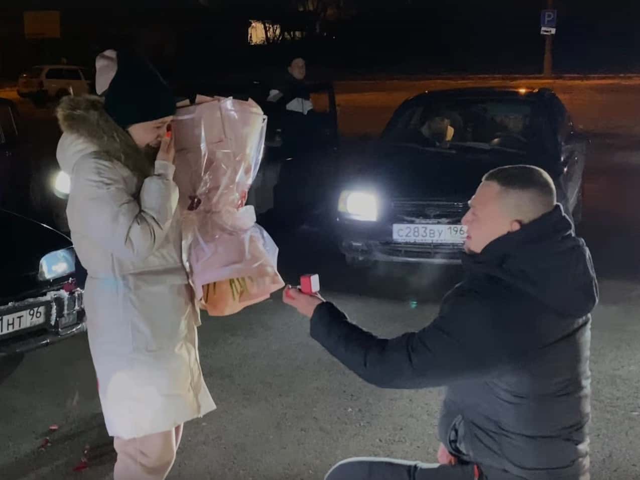 В Каменске-Уральском дорожный конфликт перерос в предложение руки и сердца. Видео