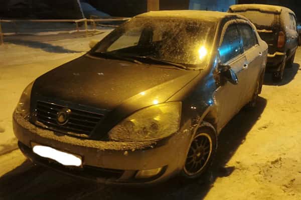 Хулиган за ночь испортил 10 автомобилей в Каменске-Уральском