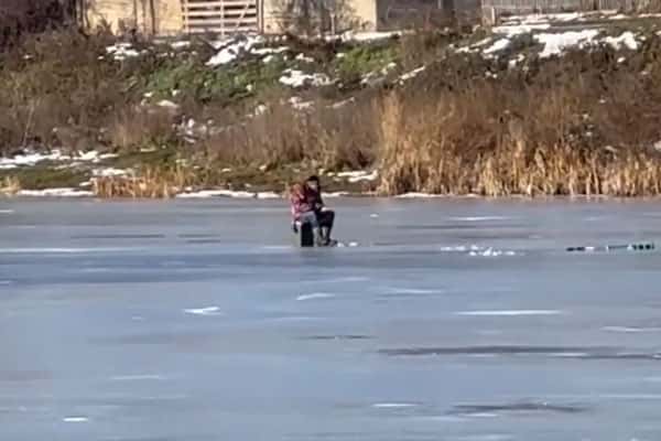 В Каменске-Уральском жители начали выходить на тонкий лед. Видео