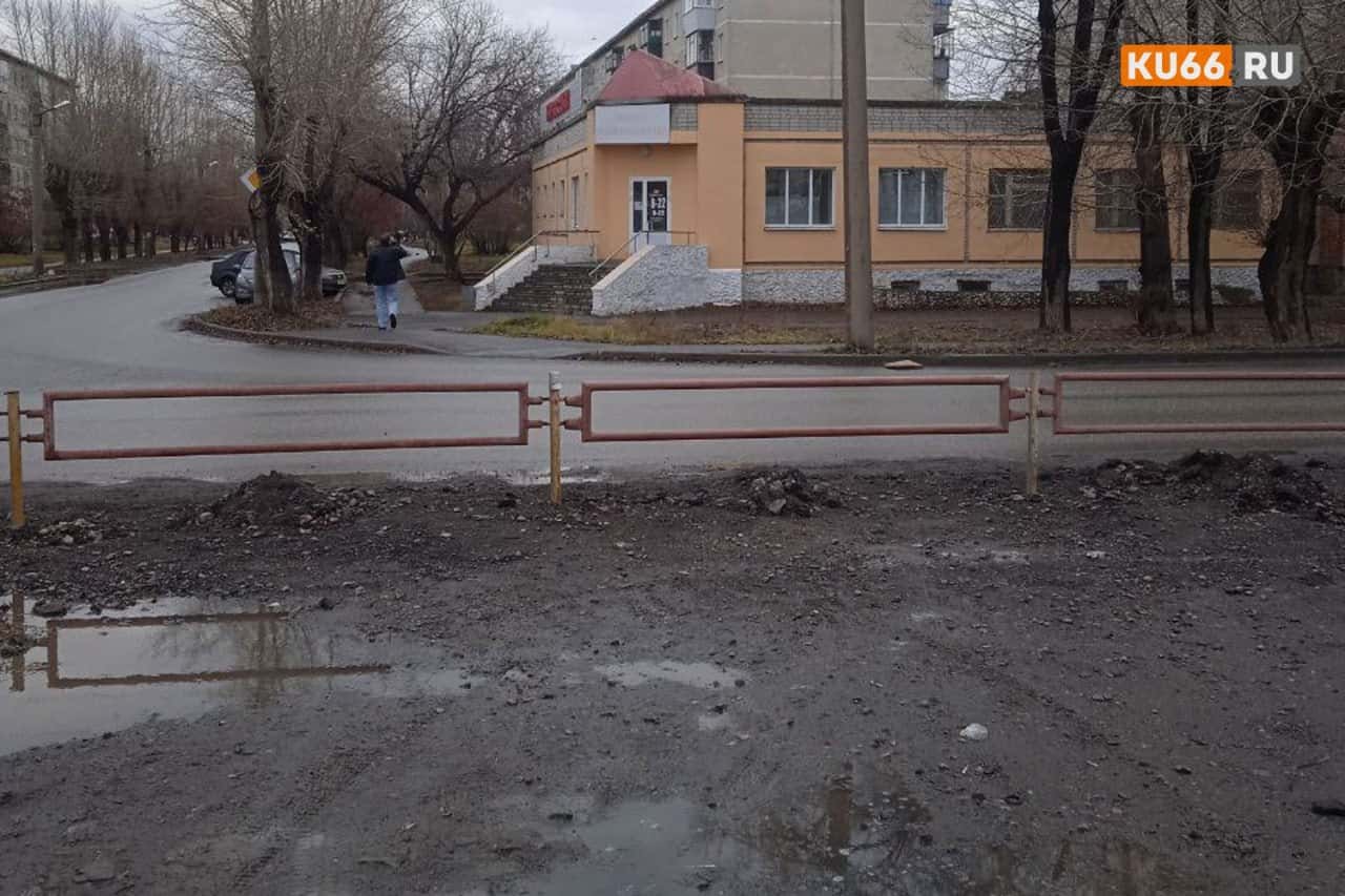 "Россия - страна заборов!" Жители Каменска-Уральского пожаловалась за большое количество ограждений, грязь и мусор