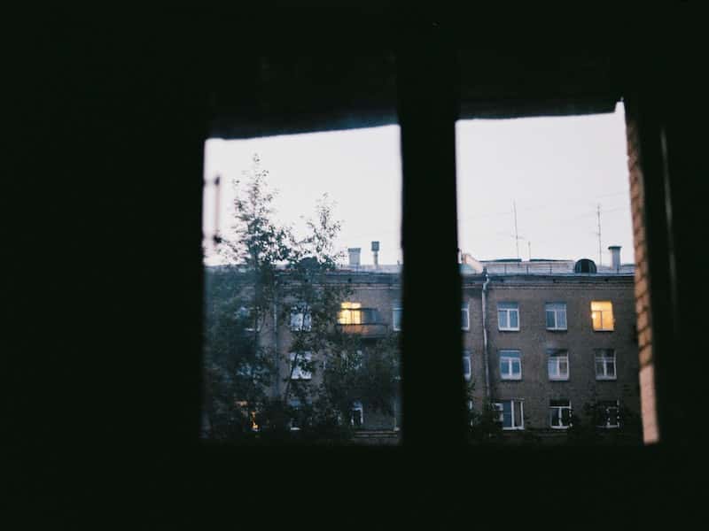 В Каменске-Уральском из окна 8 этажа выпал мужчина