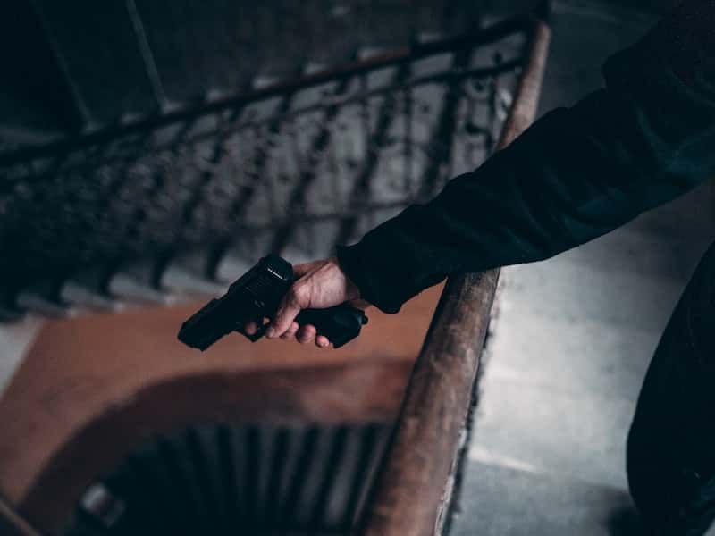 В крупнейшем ТЦ Екатеринбурга мужчины устроили перестрелку