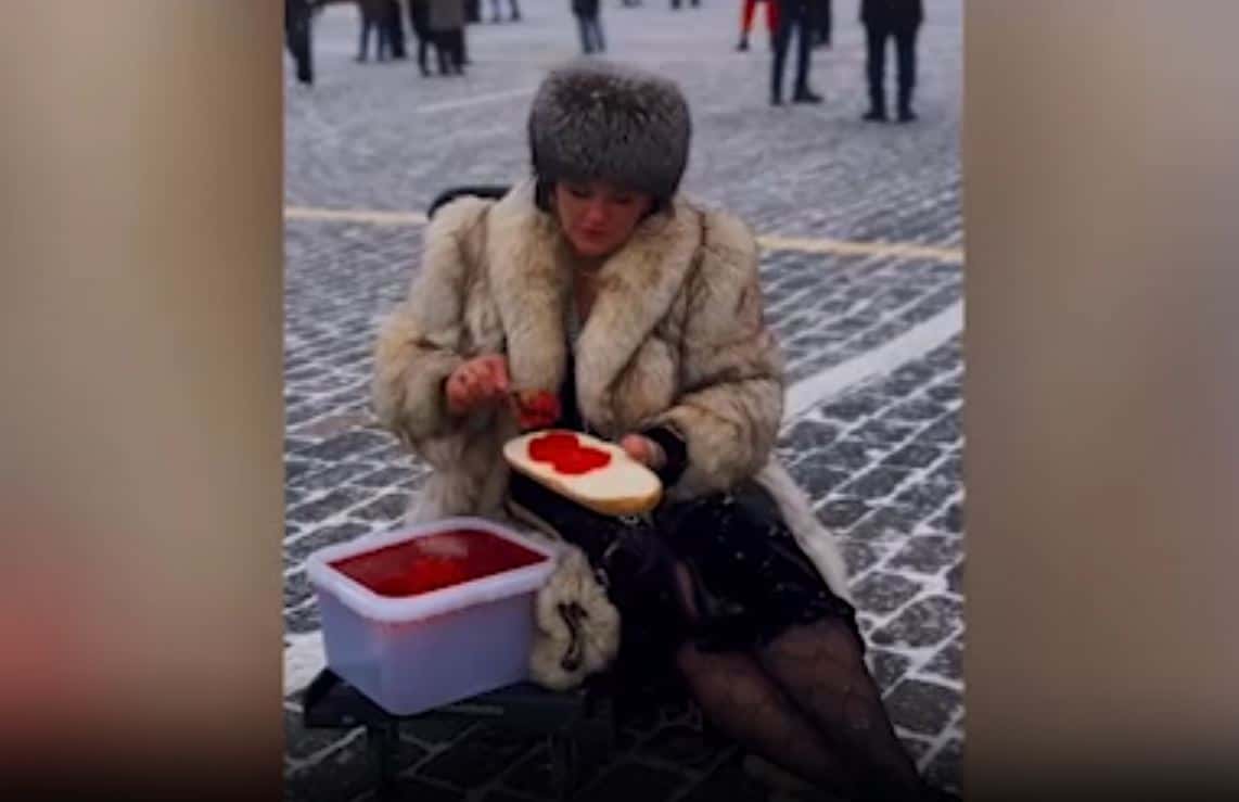 На Красной площади задержали женщину, которая ела гигантский бутерброд с красной икрой