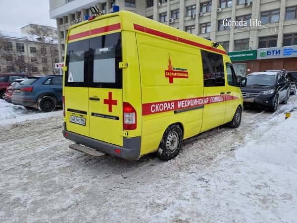 В Свердловской области погиб водитель легковушки, попавшей под грузовик