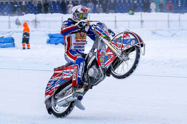 В Каменске-Уральском открыли сезон мотогонок на льду 