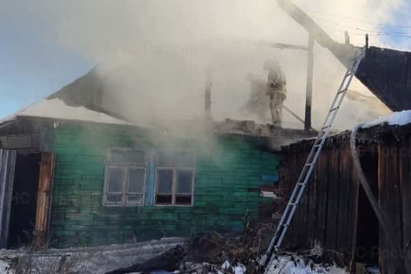 В Каменске-Уральском сгорел частный жилой дом и хозпостройки