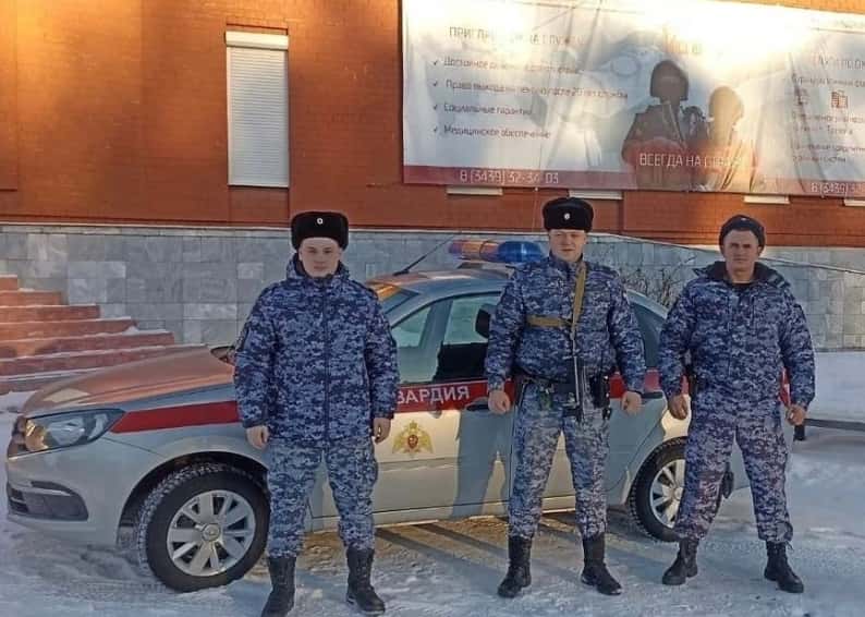 В Каменске-Уральском росгвардейцы спасли из огня пожилую пару