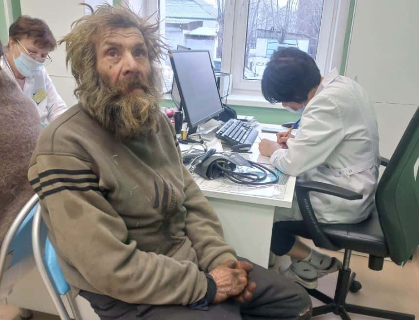 Нашли отшельника без пальцев, который более 25 лет жил в землянке