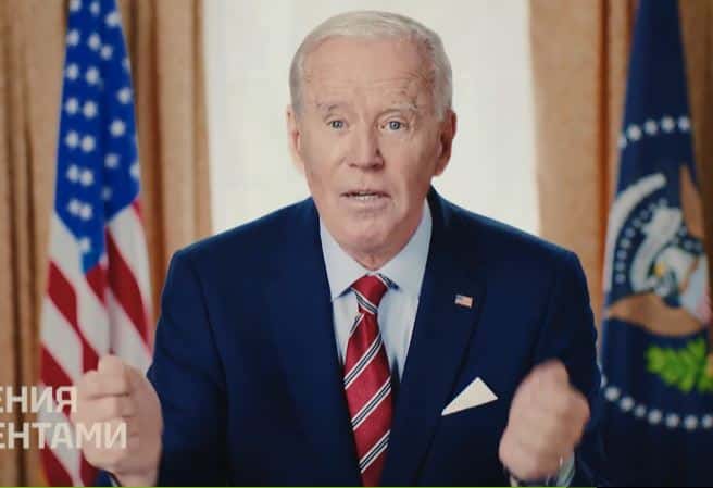 В новогоднем ролике от «RT» Байден исполнил песню «Я русский»