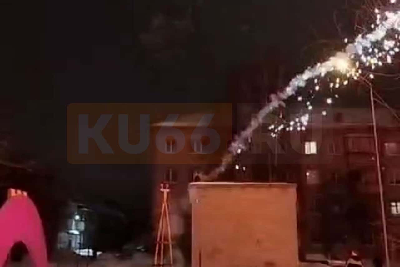 В Каменске-Уральском дом оказался расстрелян фейерверками. Видео