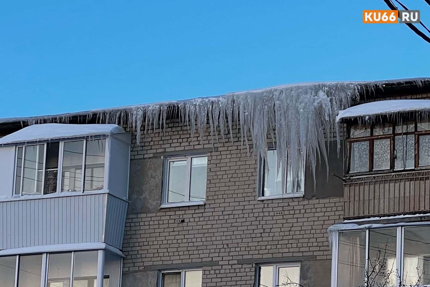 Жители Каменска-Уральского пожаловались на смертоносные сосульки