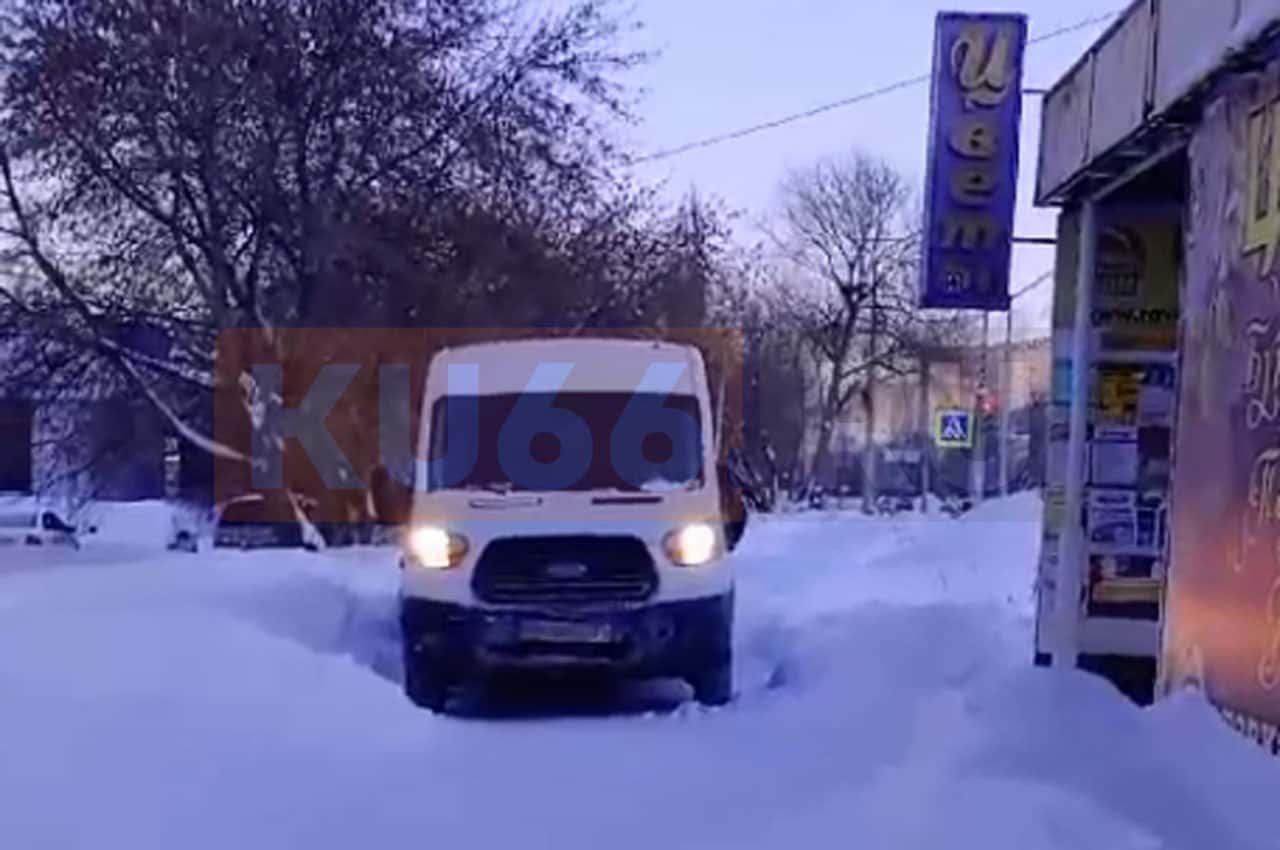 «Обматерил нас»: сотрудник «Яндекс Маркета» перекрыл тротуар пешеходам. Видео