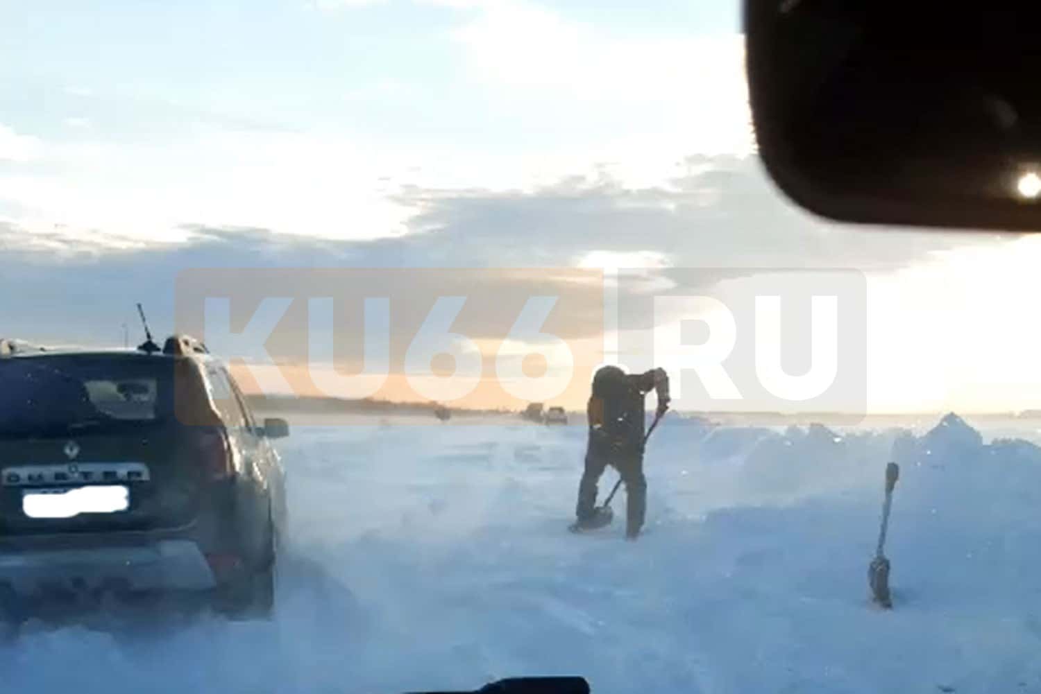 5 автомобилей оказались в снежном плену в деревне под Каменском-Уральским. Видео