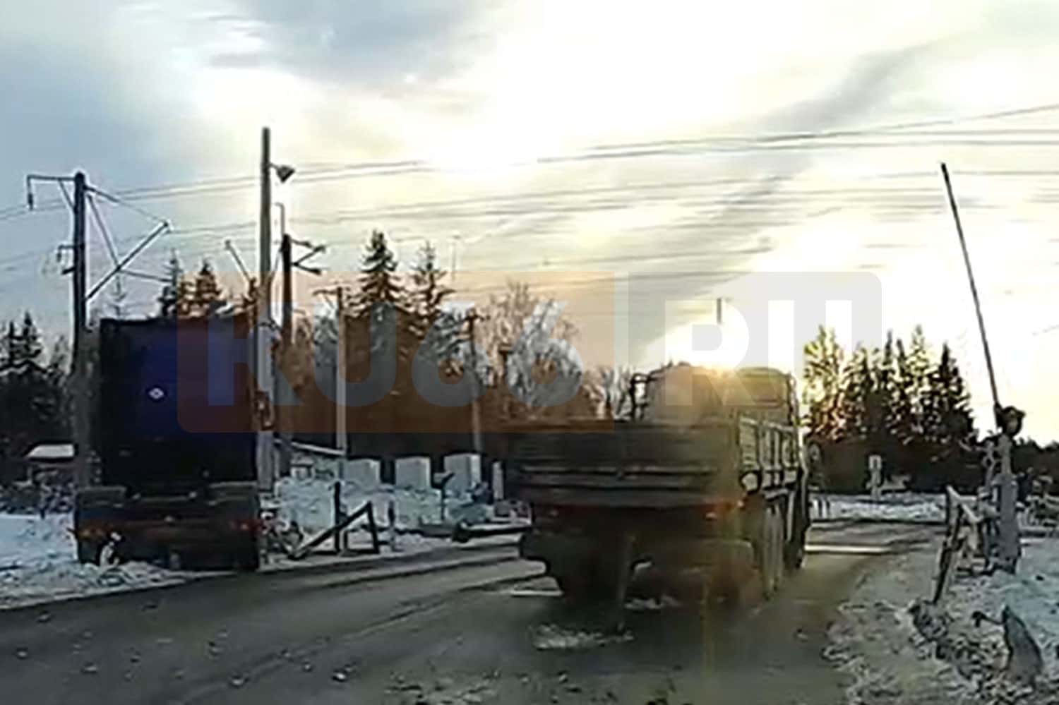 Накануне между Екатеринбургом и Каменском-Уральском на переезде произошло ДТП. Видео