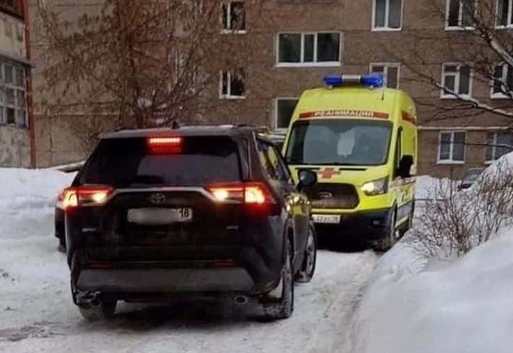 «Ехали к ребенку»: В Ижевске водитель внедорожника не пропустил скорую помощь