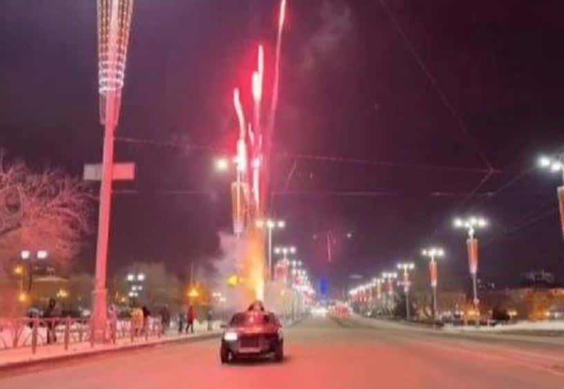 В Екатеринбурге водитель запускал фейерверки прямо на ходу из машины