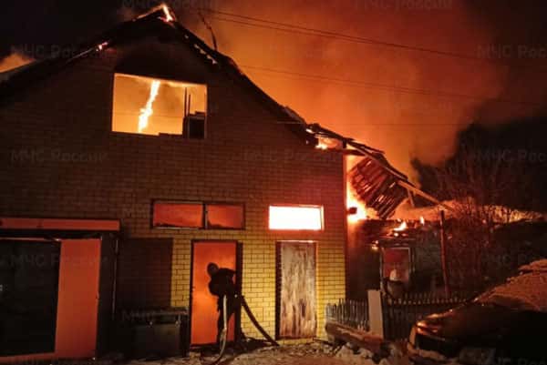 Утром в Каменске-Уральском сгорел жилой дом