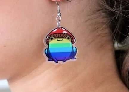 «Госдума принимает меры, Роскомнадзор пока молчит»: Девушка, отсидевшая за радужные сережки, вышла на свободу