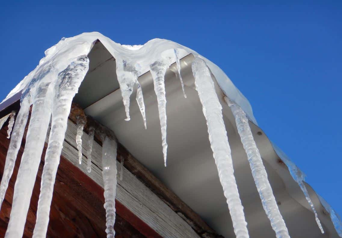 Жителям Каменска-Уральского пояснили, какие части дома они должны чистить от сосулек самостоятельно 