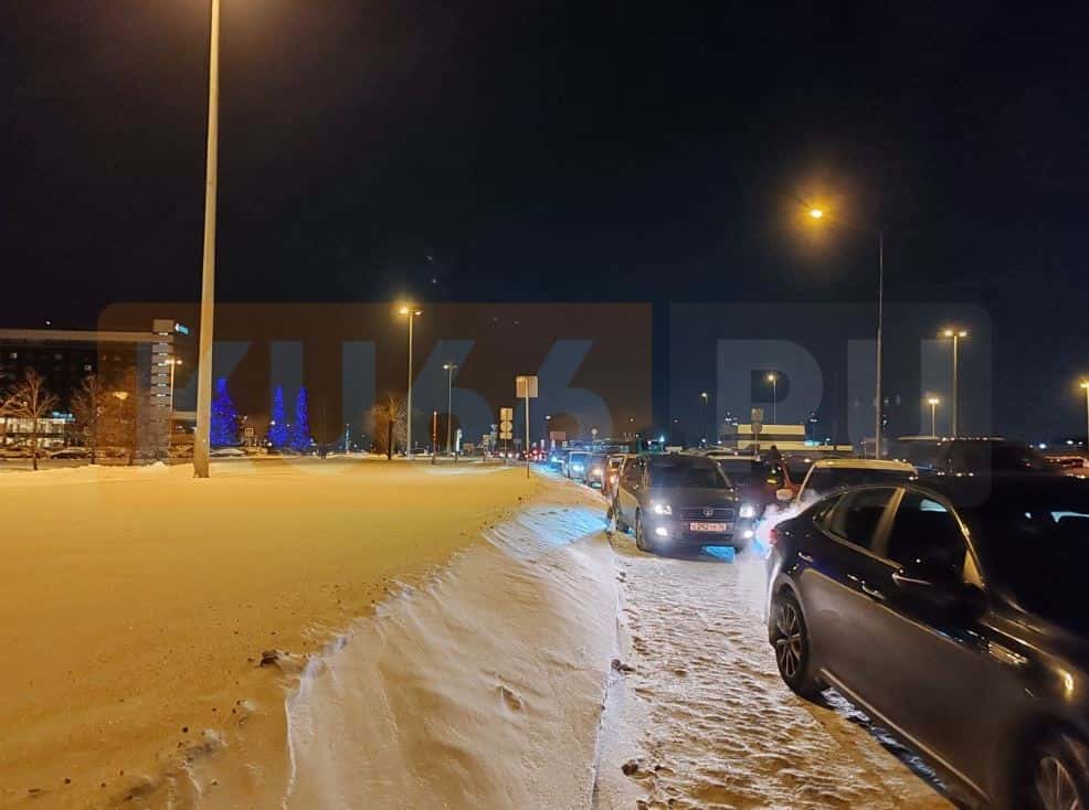 Перед уральским аэропортом Кольцово образовалась пробка