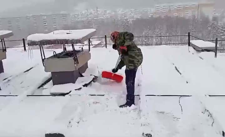 На Урале 76-летняя женщина вынуждена сама убирать снег с крыши 