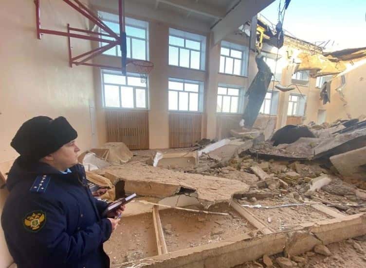 В Оренбуржье крыша гимназии едва не рухнула на головы учеников