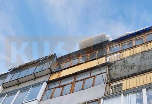 В Каменске-Уральском «выжидает» жертву огромная снежная глыба