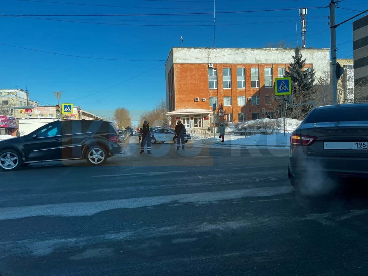 «Водители, внимание!»: В Каменске-Уральском оцепили участки у мэрии района и отдела полиции