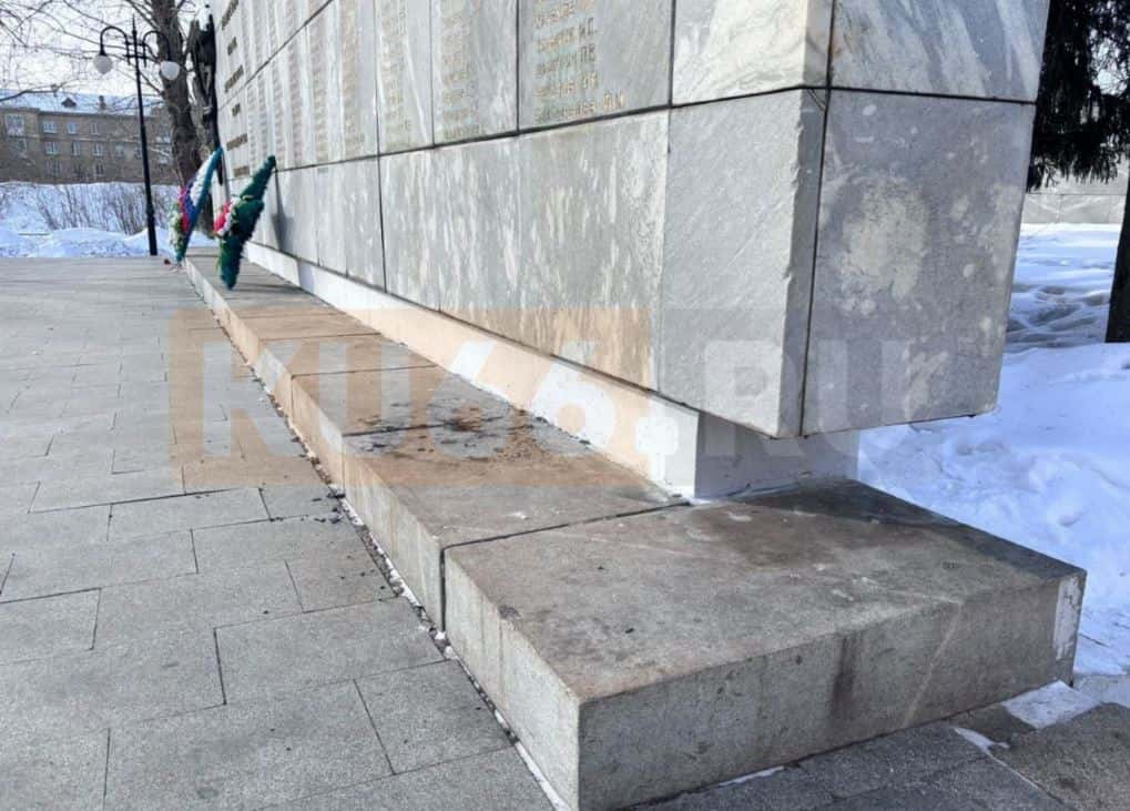В Каменске-Уральском вандалы подожгли обелиск «Синарским трубникам»