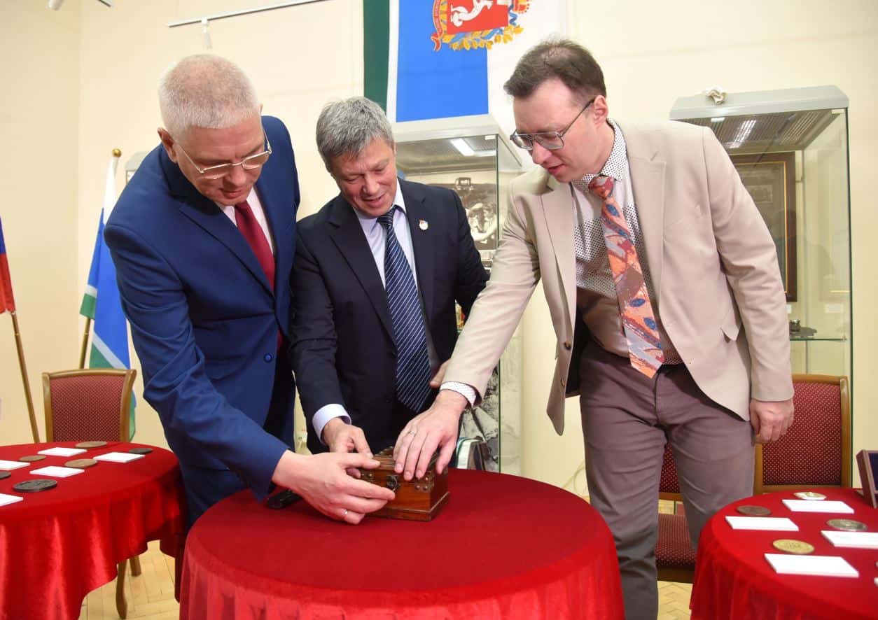 В Екатеринбурге презентовали юбилейную медаль к 90-летию Свердловской области 