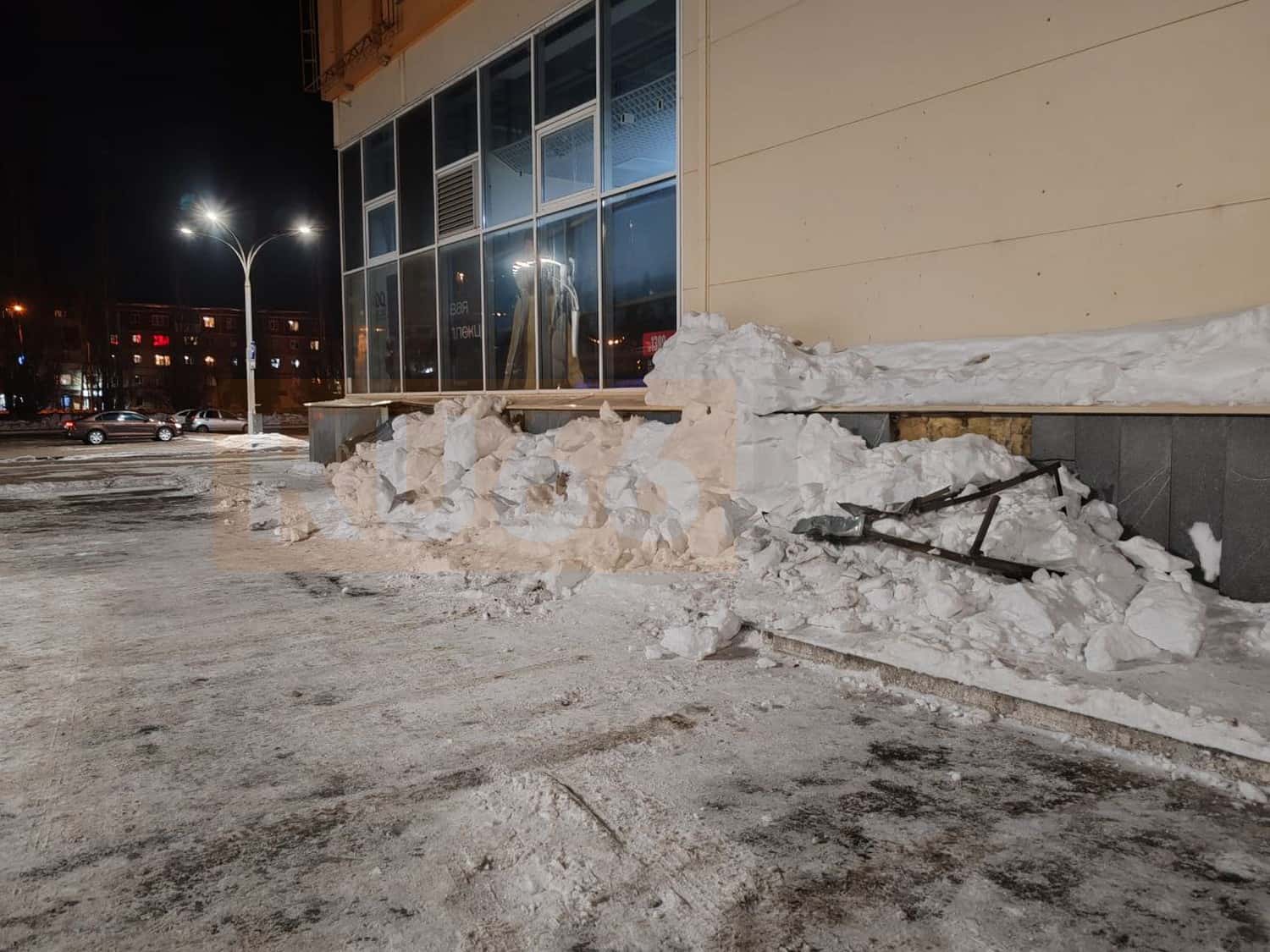 В Каменске-Уральском коммунальщики во время уборки снега повредили фасад здания, навесы и перила. Фото