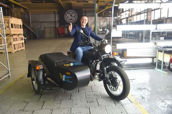 На Урале состоялась презентация первого собранного мотоцикла с гонщиком Карякиным