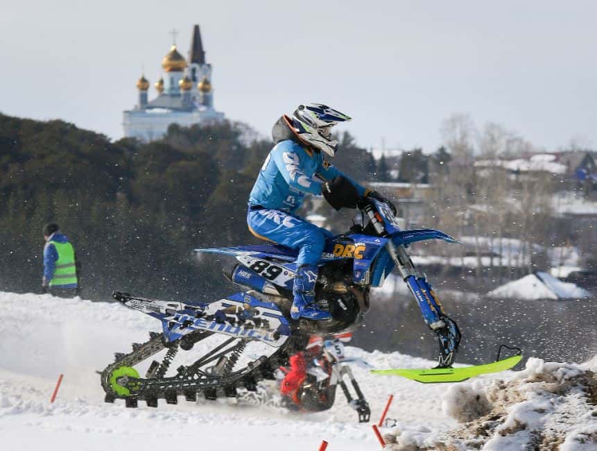 В Каменске-Уральском прошли зрелищные заезды на сноубайках и снегоходах