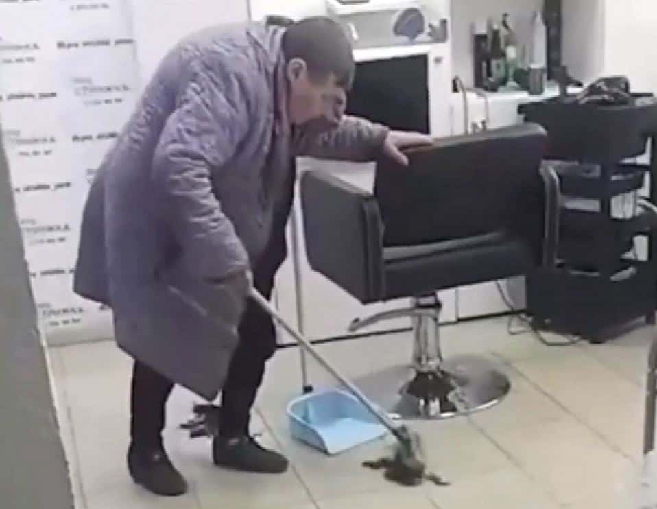 В Перми парикмахер заставила пожилую клиентку подметать пол