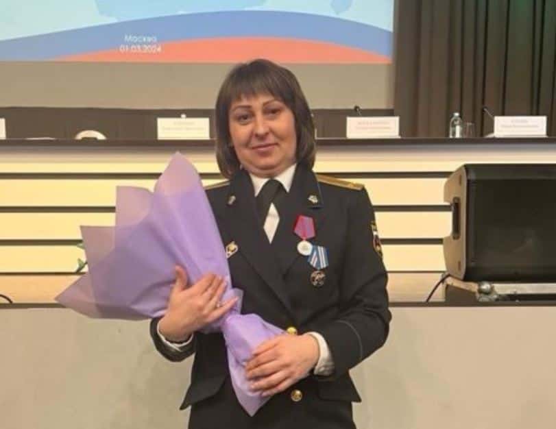 Наградили женщину-пристава, которая отбила семилетнюю девочку у маньяка