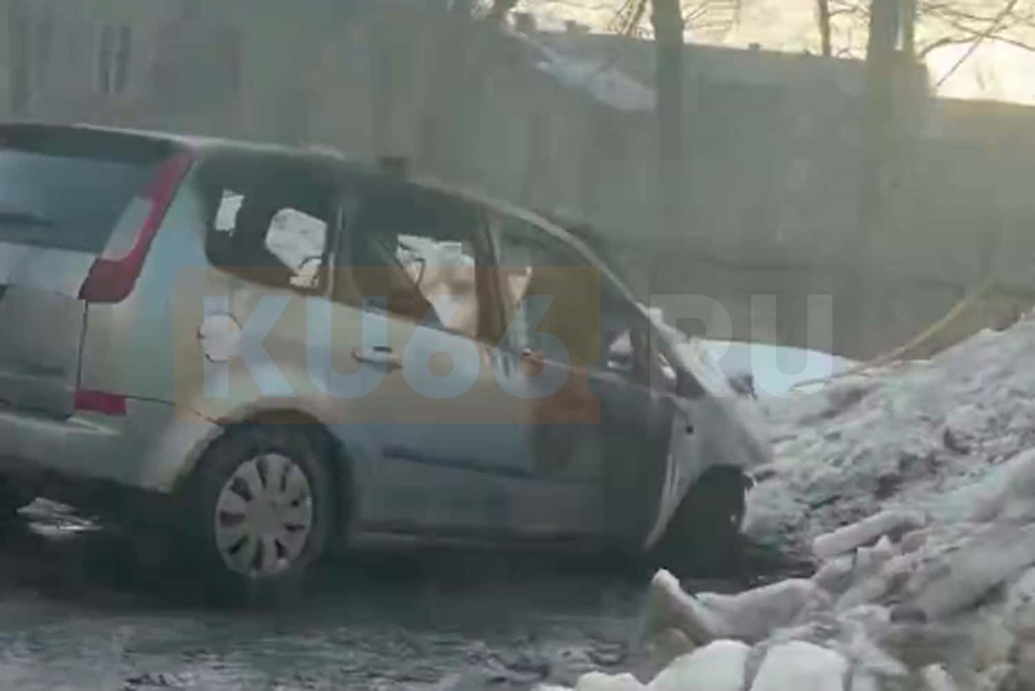 Ночью в Каменске-Уральском сгорел компактвэн. Видео