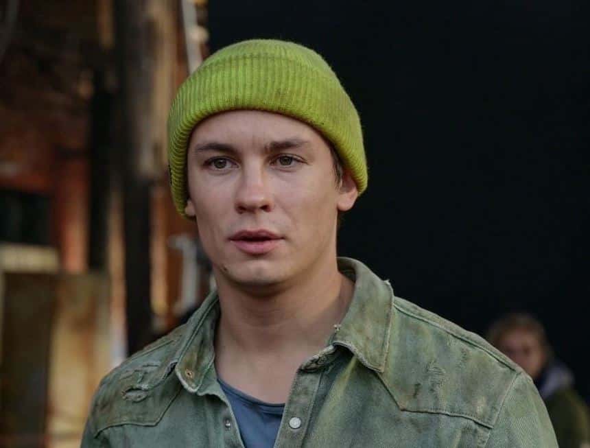 Звезда «Слова пацана» Никита Кологривый укусил официантку и устроил дебош 