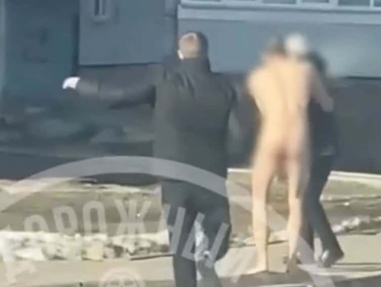 В Ленобласти голый мужчина напал на женщину посреди улицы