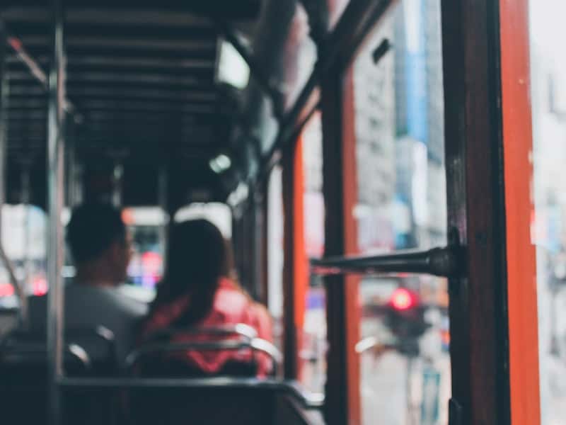 В Каменске-Уральском обстреляли новый автобус. Видео