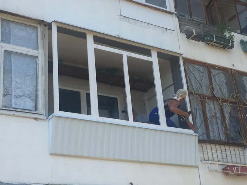 Компания «Монтаж-проф» в Каменске-Уральском предлагает алюминиевый балкон с выносом всего за 47 тысяч рублей! 