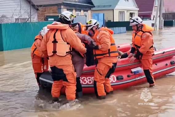 Под Оренбургом восстановили разрушенный участок дамбы