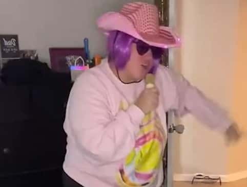 Американка каждый день «кошмарит» бывшего с помощью караоке