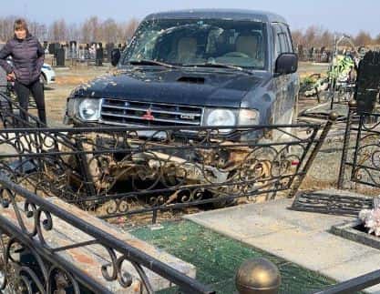 Голый разрушитель разгромил могилы на кладбище в Южно-Сахалинске