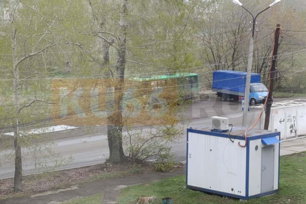 Инциденты из-за сильного ветра в Каменске-Уральском: свидетельства горожан и быстрые реакции служб