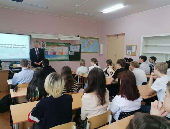 Председатель городской думы Каменска-Уральского провел встречу со школьниками