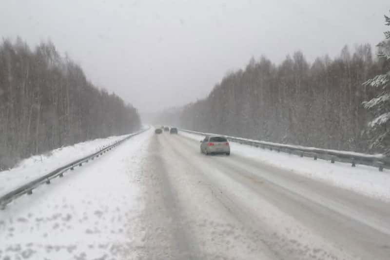 Борьба с последствиями снегопада: 144 единицы техники на дорогах Свердловской области