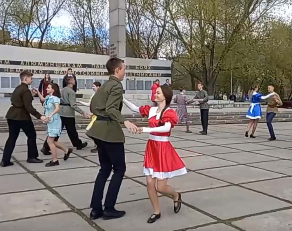 Жителей Каменска-Уральского возмутило, что выступающие в честь Победы дети одеты не по погоде